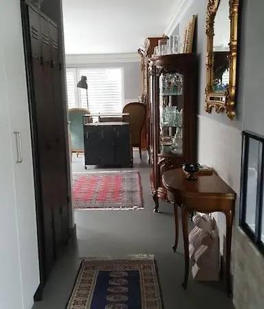 Dans Un Jardin, 3 Apartment